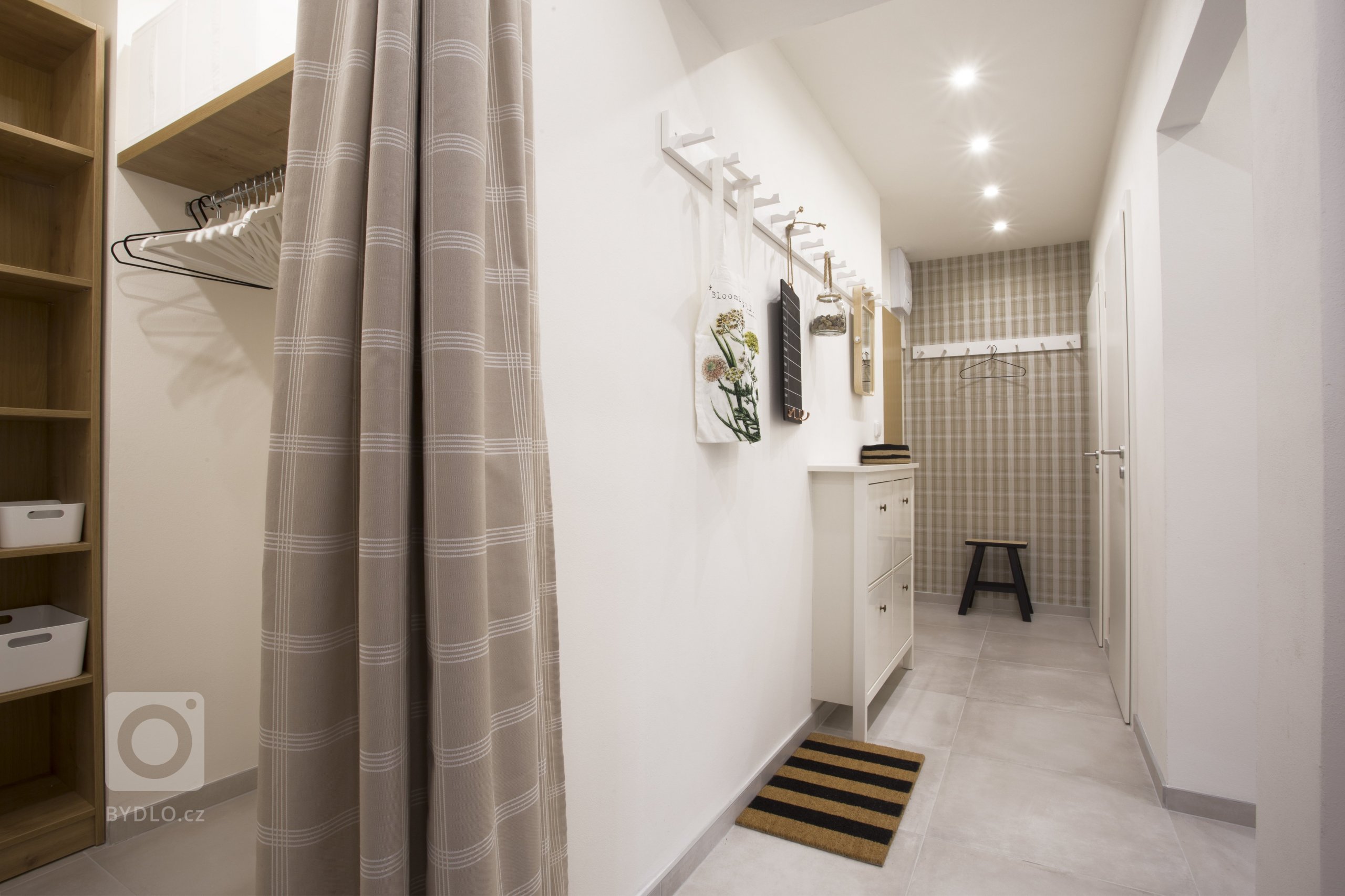 Byt o rozloze 55 m2 obývá žena středního věku. Dispoziční řešení bytu pro jednu osobu bylo vyhovující a proto se bourací práce odehrály pouze v koupelně, kde…