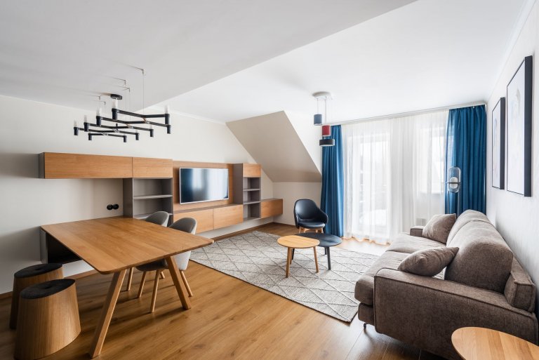 Apartmán s modrou kuchyňskou linkou