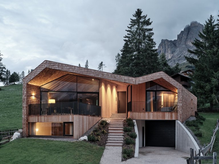 Moderní alpský dům v šindelovém plášti