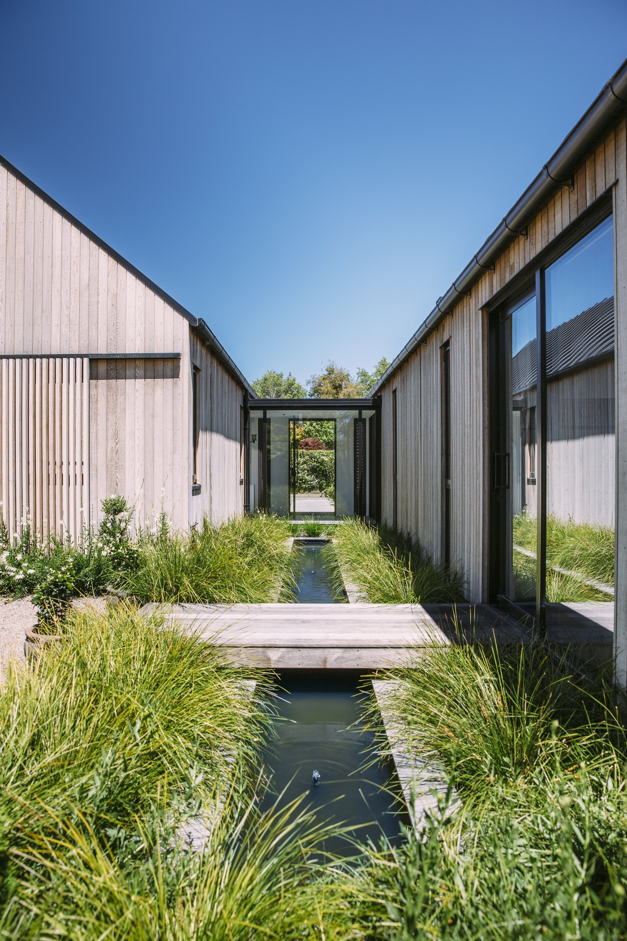 Jedinečný dům na břehu řeky