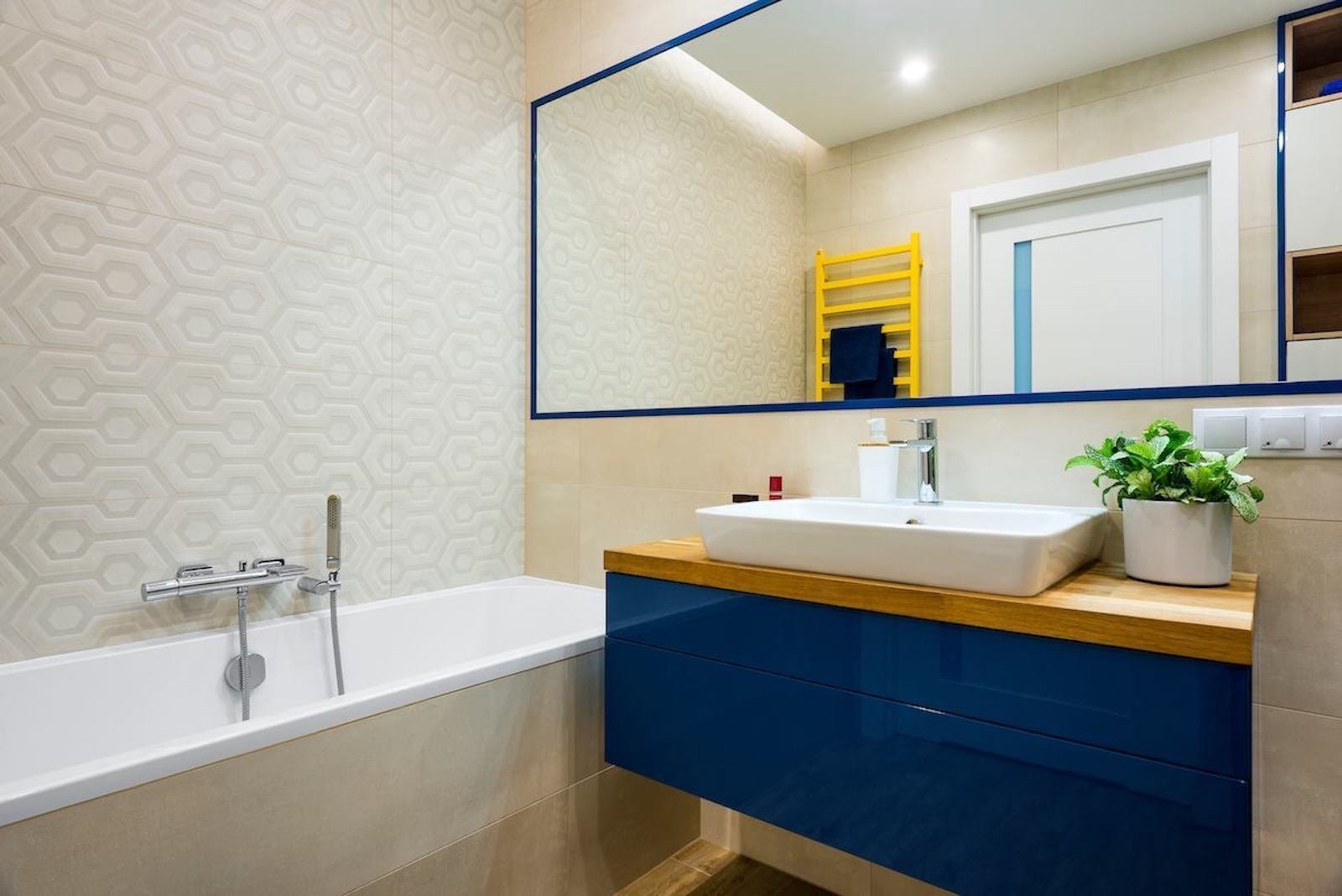 Barevné bydlení pro mladý pár