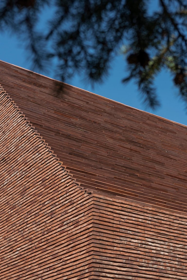 Broken House – originální dům, který zapadá do okolí