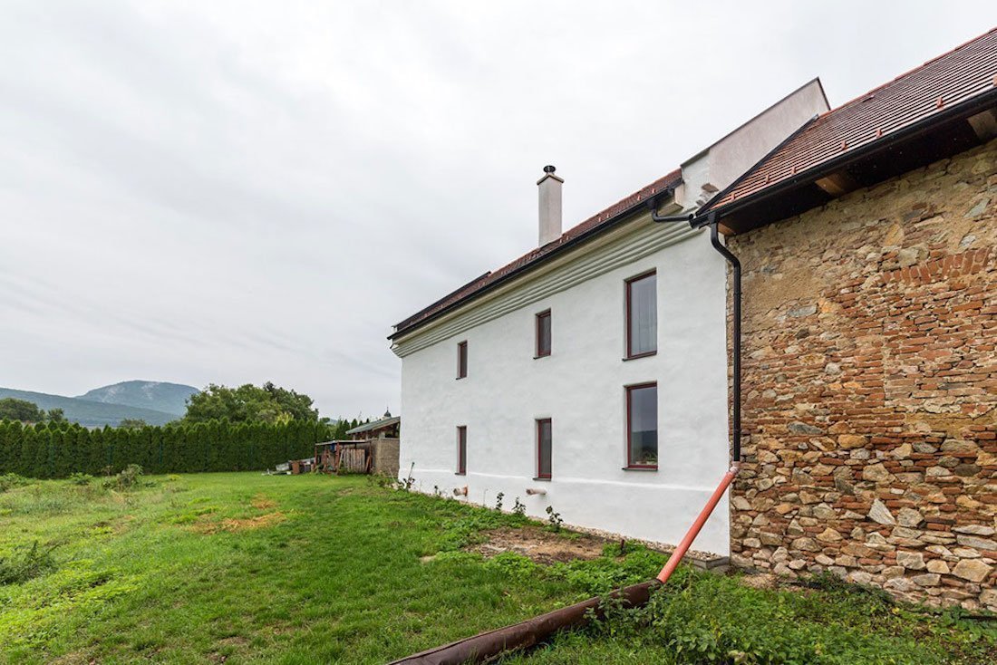 Namísto dřevostavby bydlí ve zrekonstruované sýpce