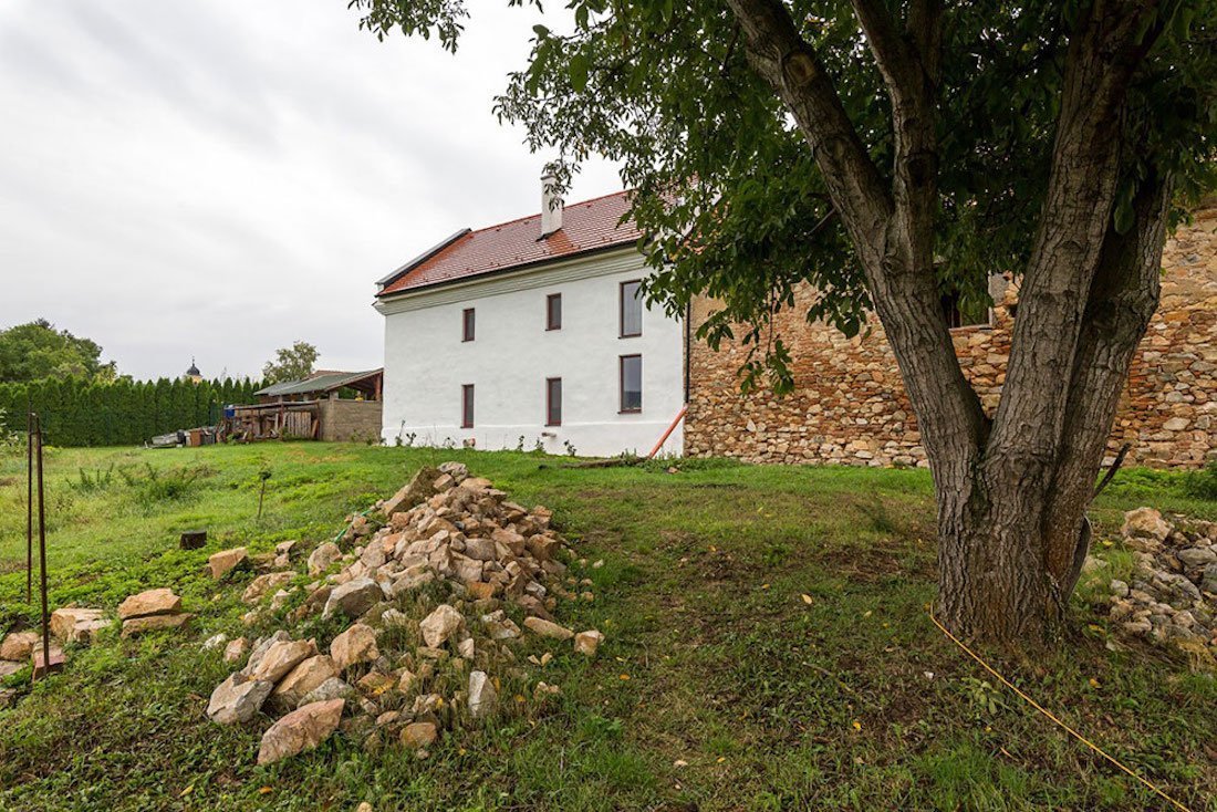 Namísto dřevostavby bydlí ve zrekonstruované sýpce