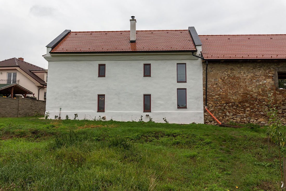 Namísto dřevostavby bydlí ve zrekonstruované sýpce