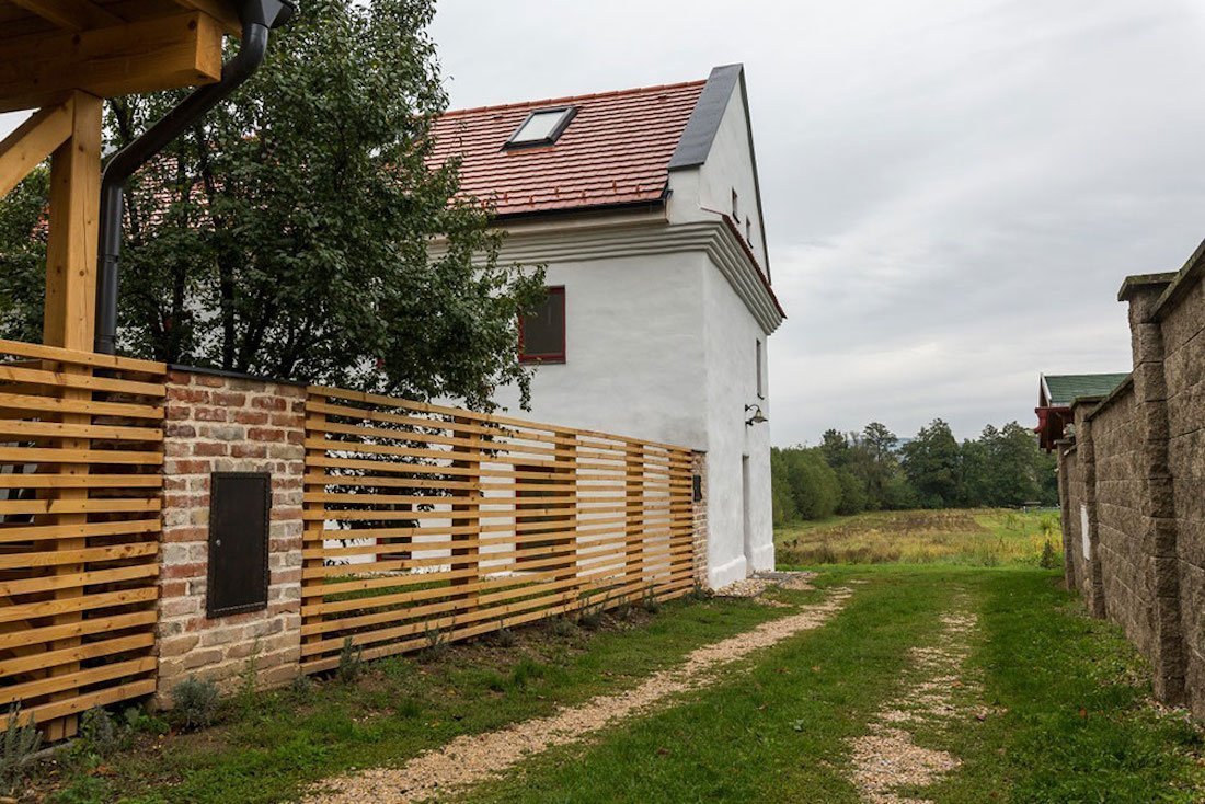 Namísto dřevostavby bydlí ve zrekonstruované sýpce