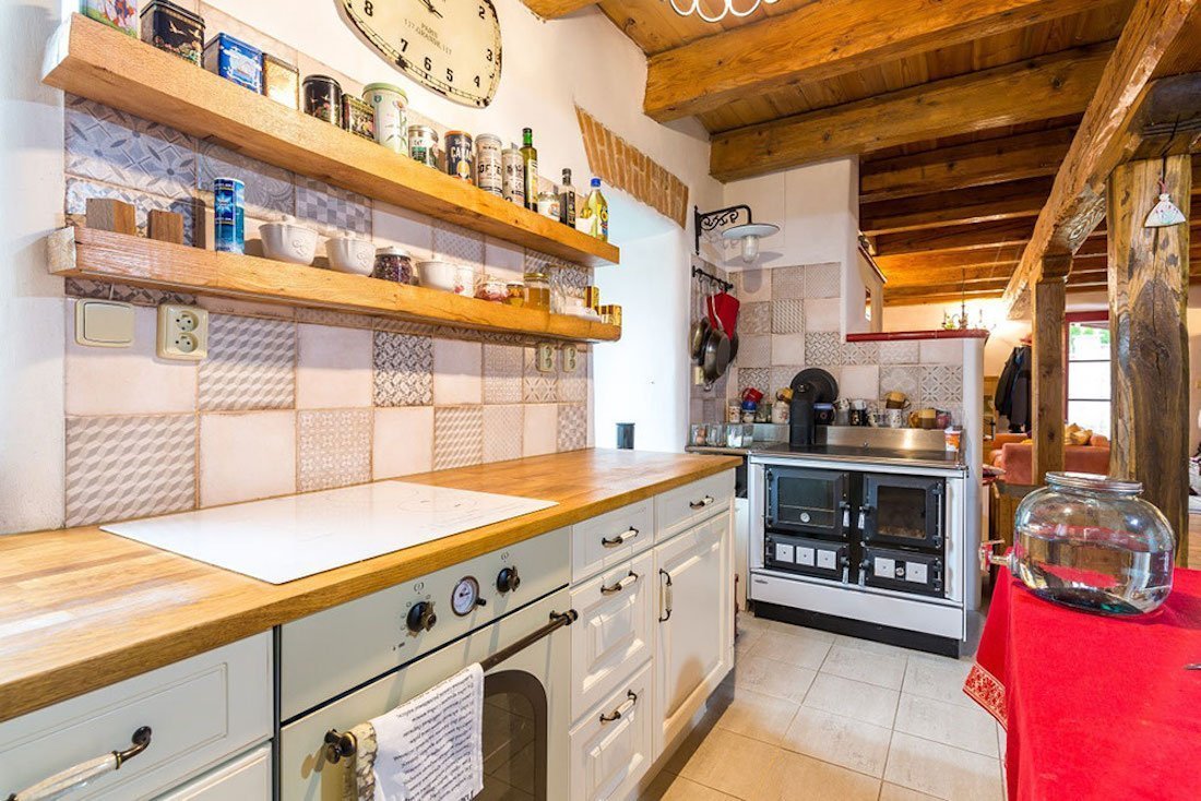 Namísto dřevostavby bydlí ve zrekonstruované sýpce