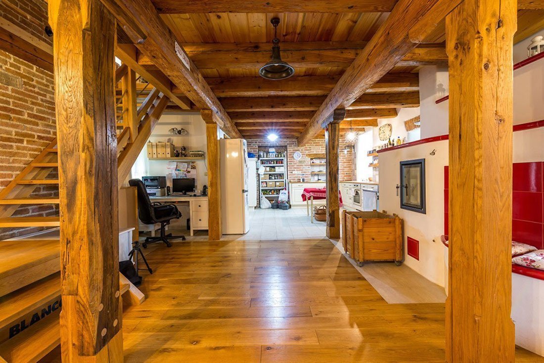 Namísto dřevostavby bydlí ve zrekonstruované sýpce