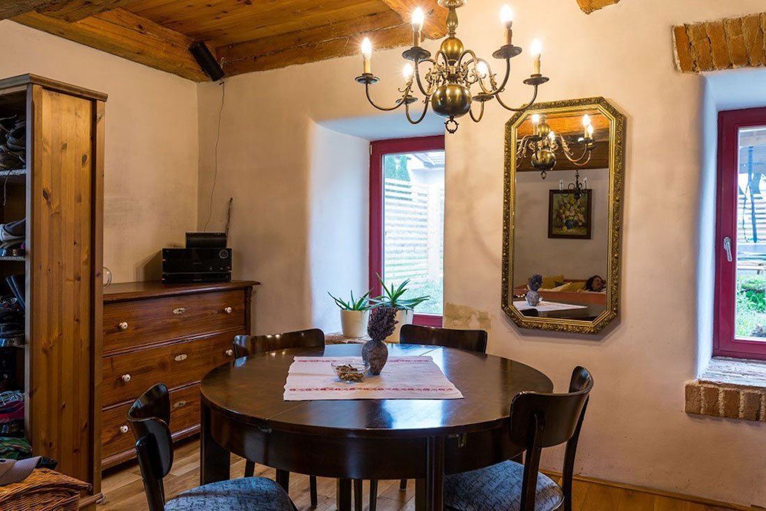 Namísto dřevostavby bydlí ve zrekonstruované sýpce