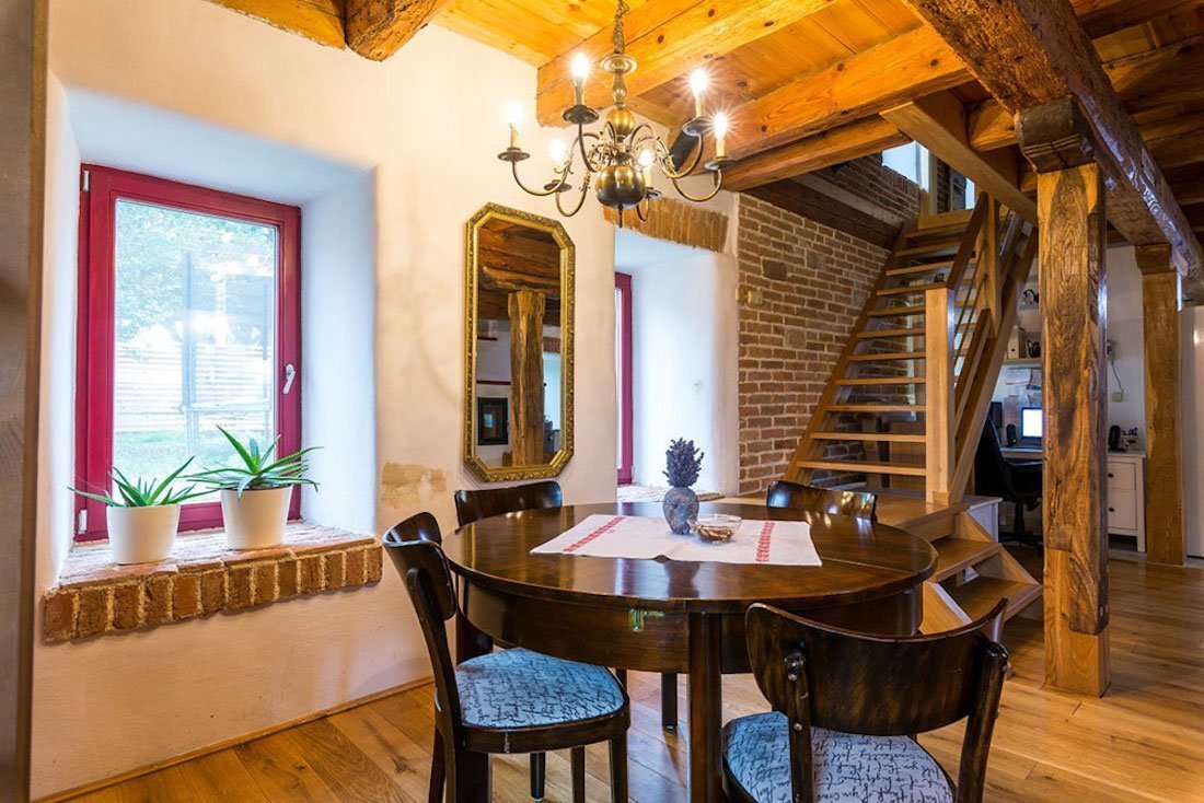 Namísto dřevostavby bydlí ve zrekonstruované sýpce