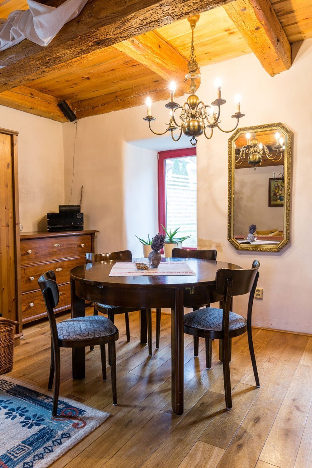 Namísto dřevostavby bydlí ve zrekonstruované sýpce