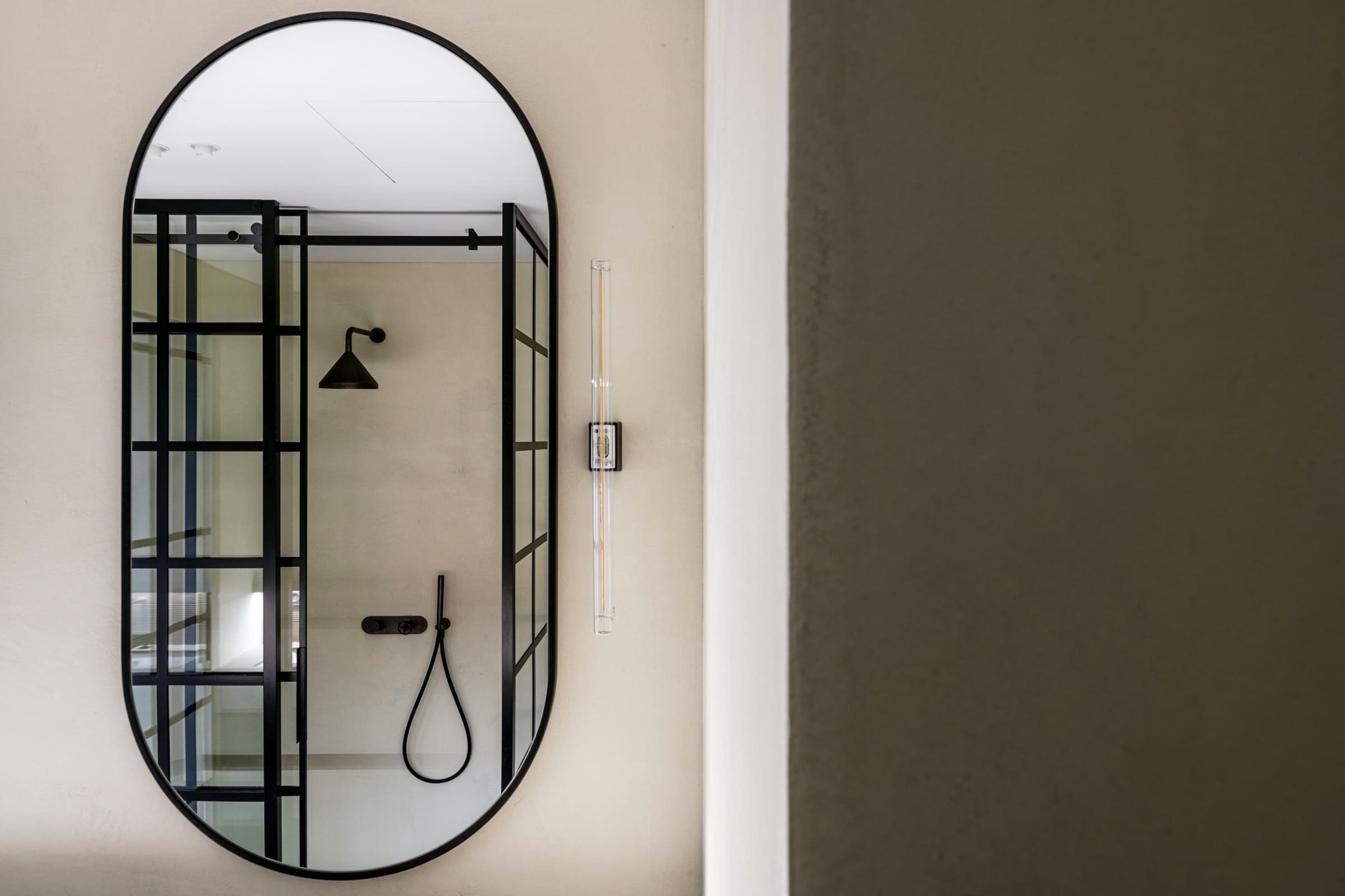 Černobílý interiér nemusí být nudný