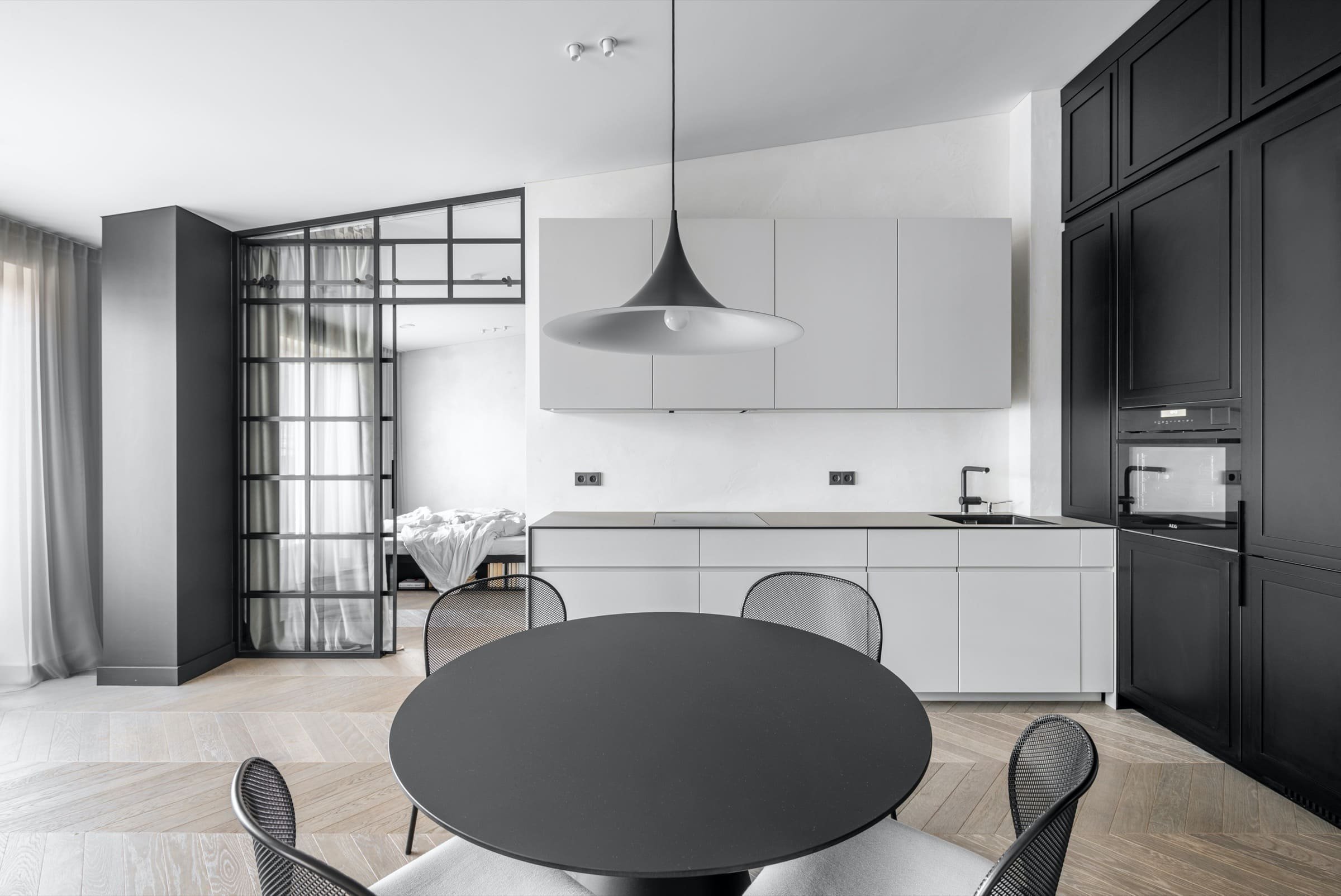 Černobílý interiér nemusí být nudný