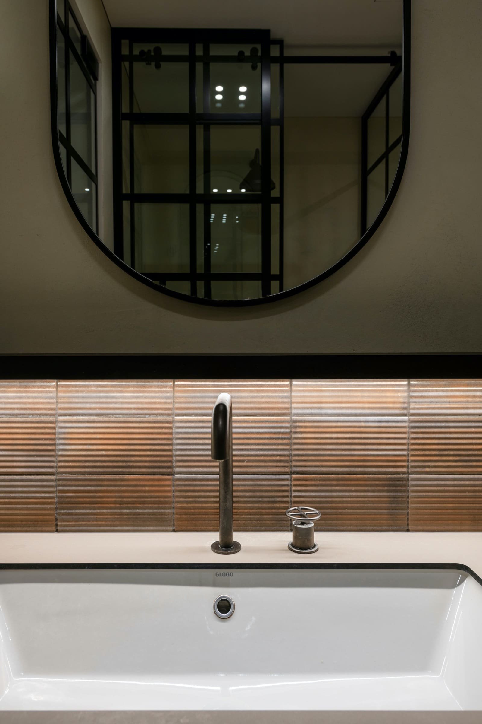 Černobílý interiér nemusí být nudný