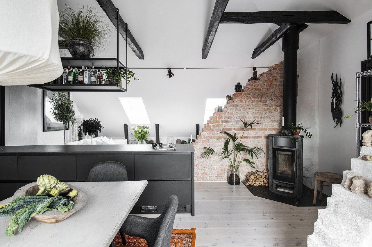 Černobílý podkrovní byt ve Švédsku