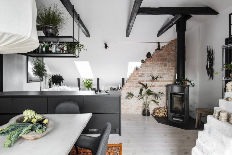 Černobílý podkrovní byt ve Švédsku