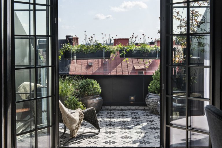 Černobílý podkrovní byt ve Švédsku