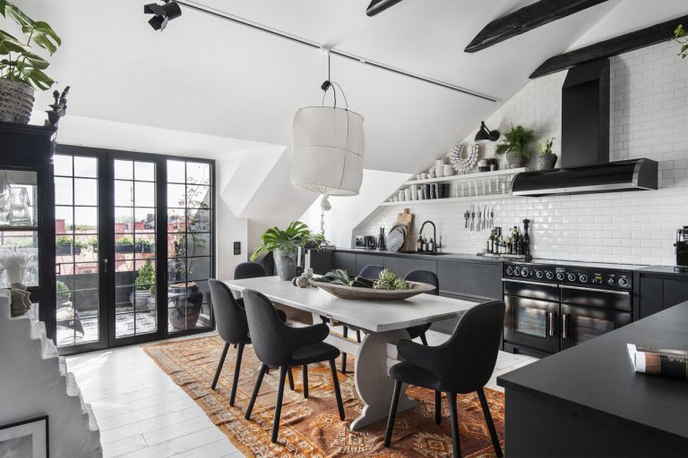 Černobílý podkrovní byt ve Švédsku