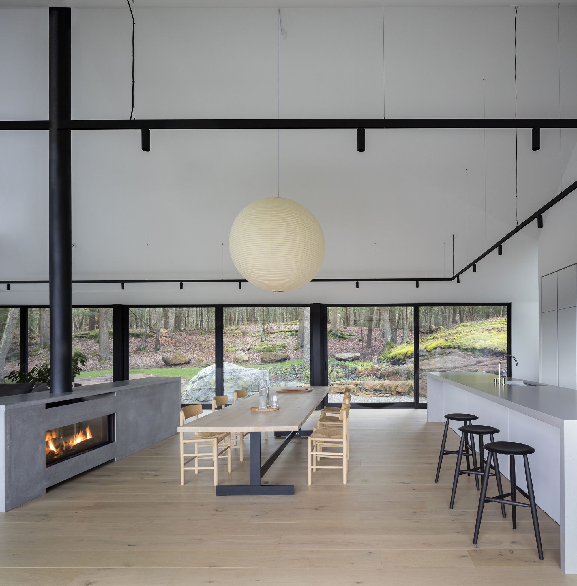 Černý dům se otevírá do krajiny