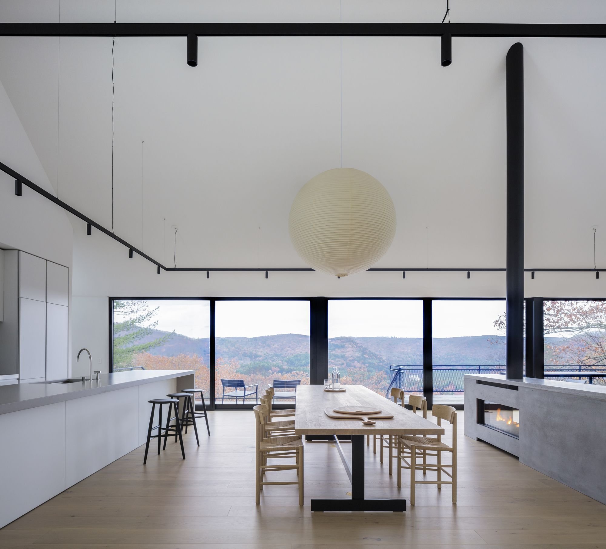 Černý dům se otevírá do krajiny