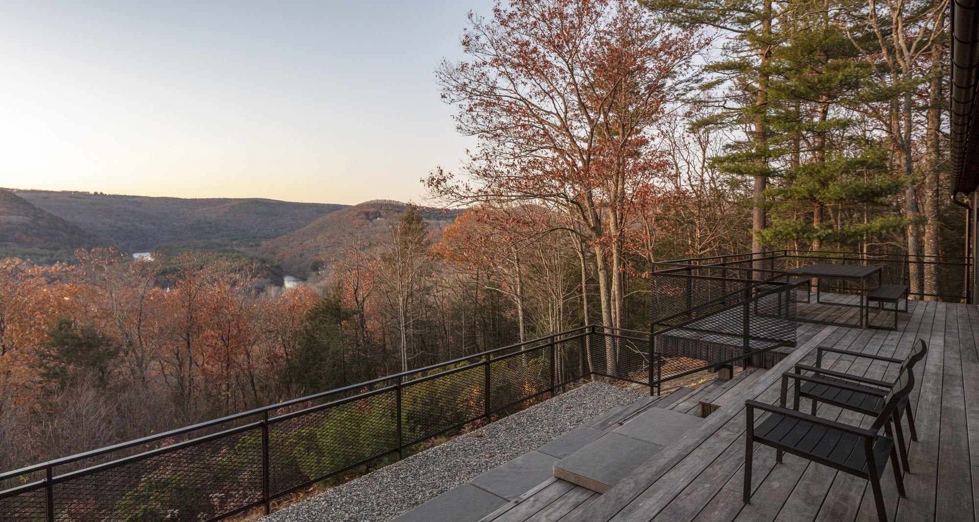 Černý dům se otevírá do krajiny