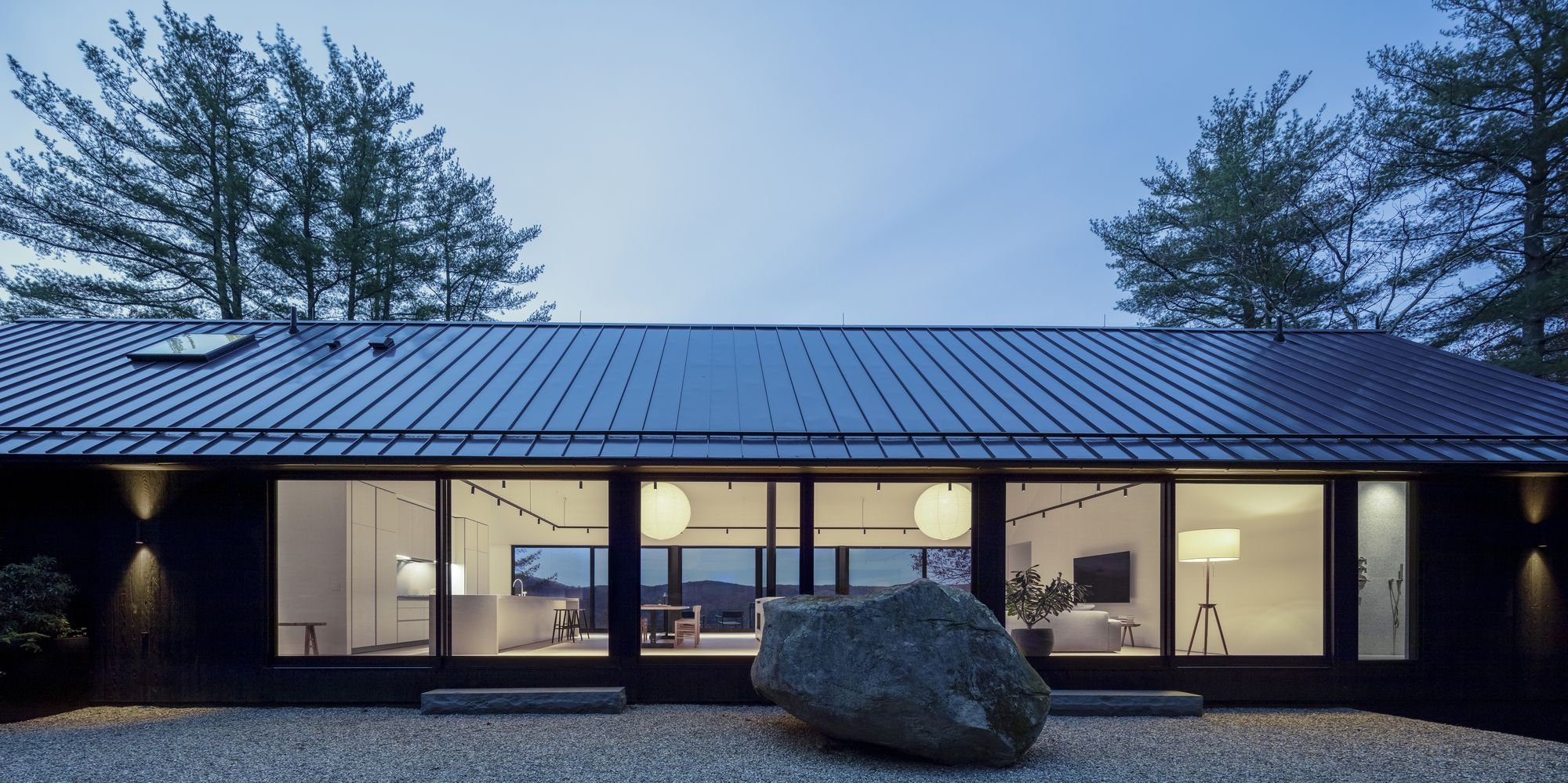 Černý dům se otevírá do krajiny