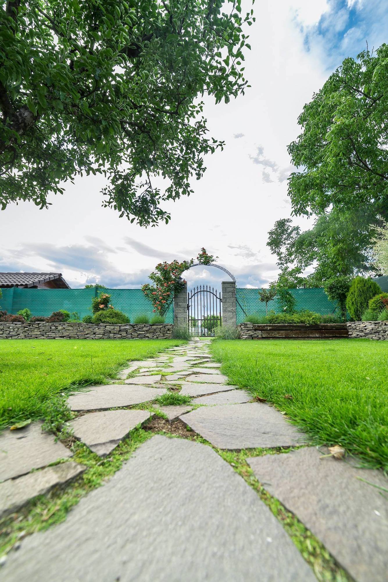 Cesty a chodníčky jako okrasný i funkční prvek zahrady