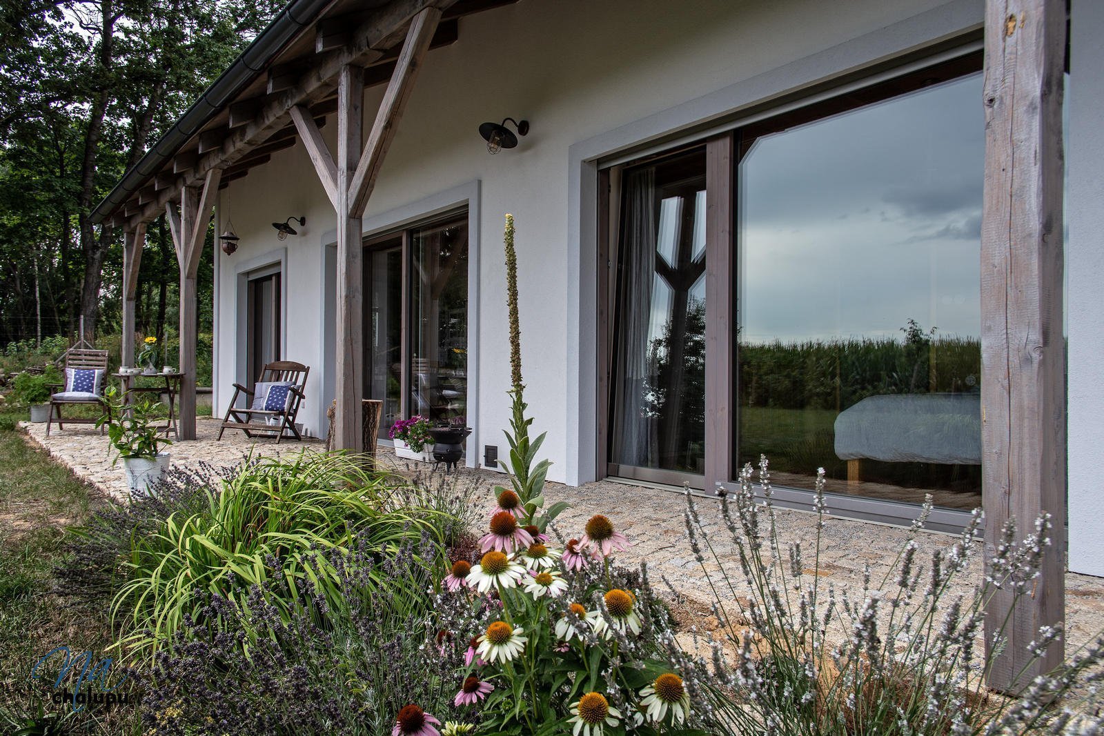 Sluneční paprsky dokážou přes velká okna vyhřát prostor i při teplotách hluboko pod bodem mrazu