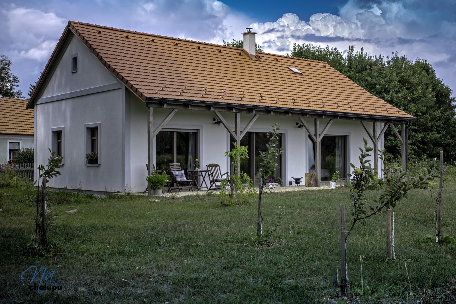 Majitelé si přáli venkovské stavení s malými okny, architekt je ale přesvědčil, aby se nebáli velkých francouzských oken