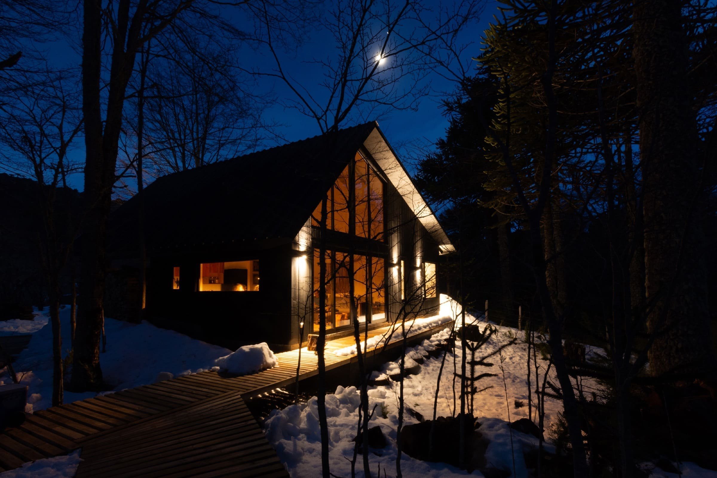 Chata uprostřed zasněženého lesa