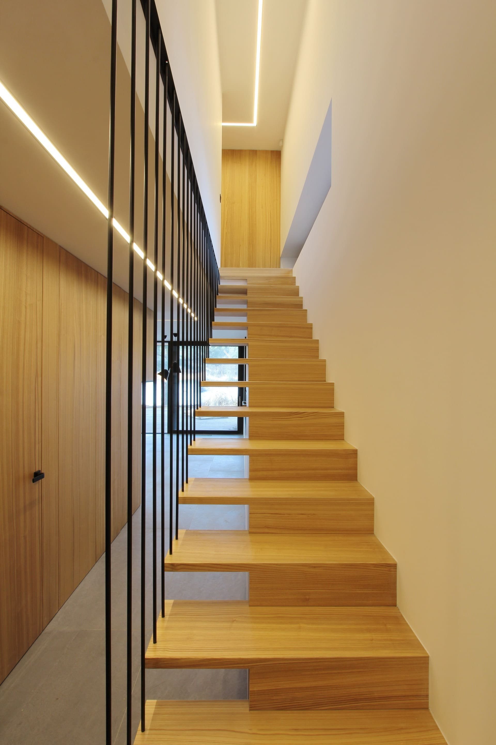 Chata v borovicovém lese na břehu jezera