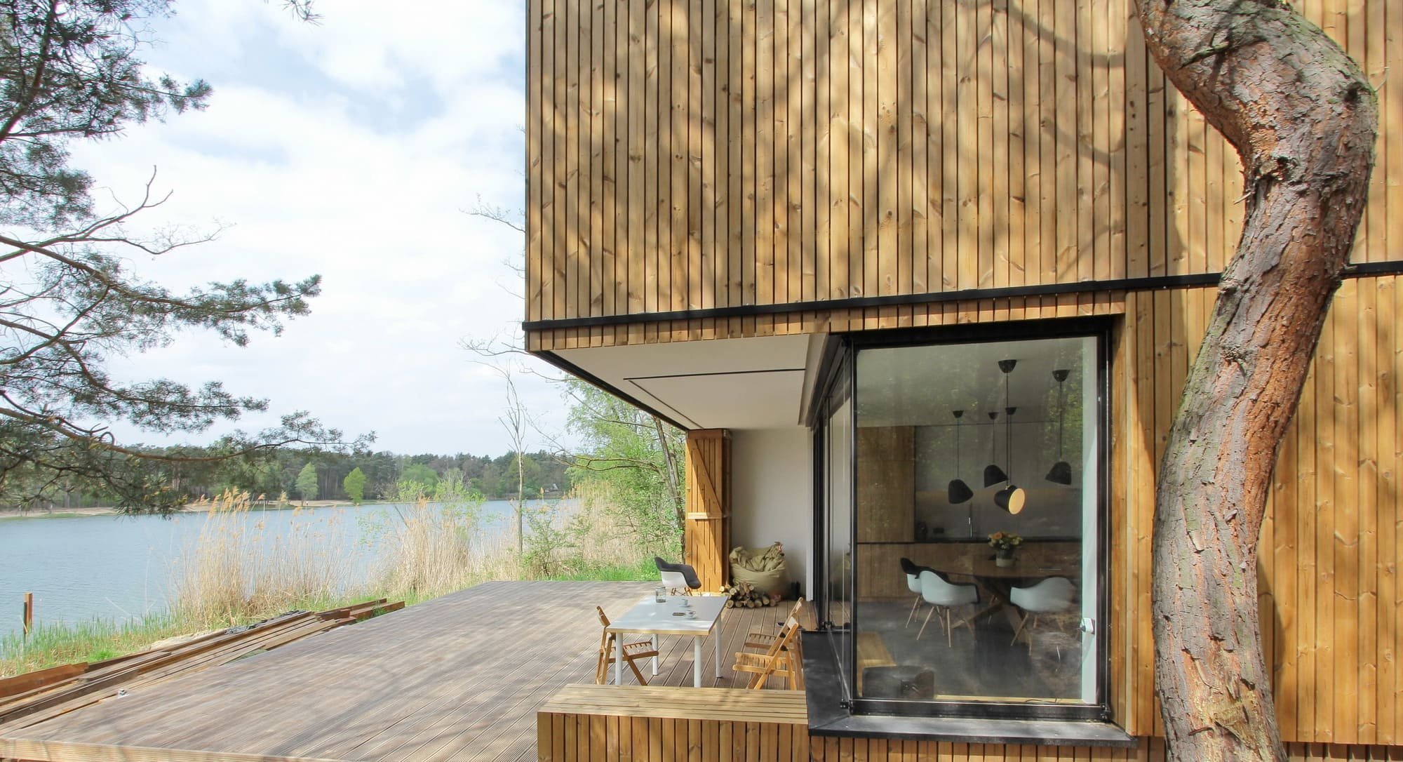 Chata v borovicovém lese na břehu jezera