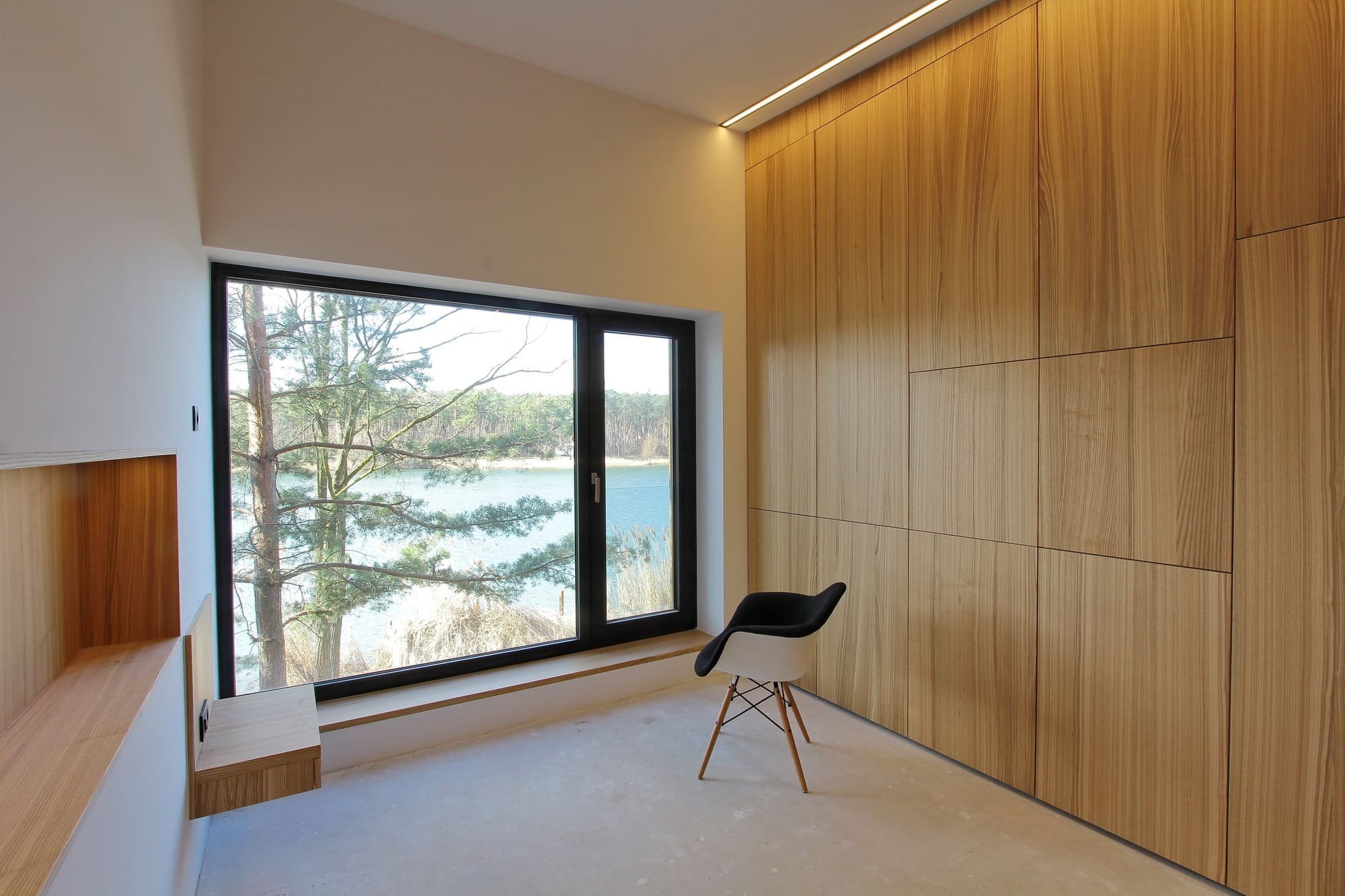 Chata v borovicovém lese na břehu jezera