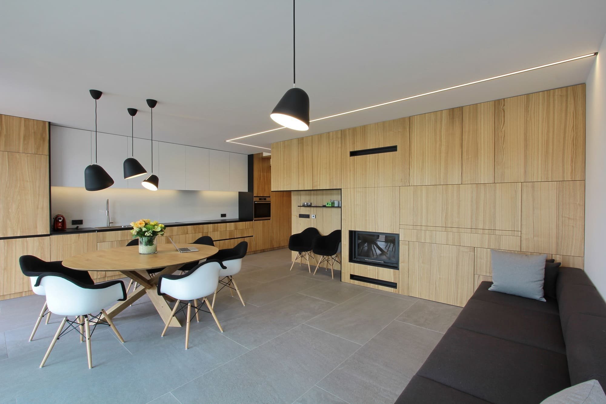 Chata v borovicovém lese na břehu jezera