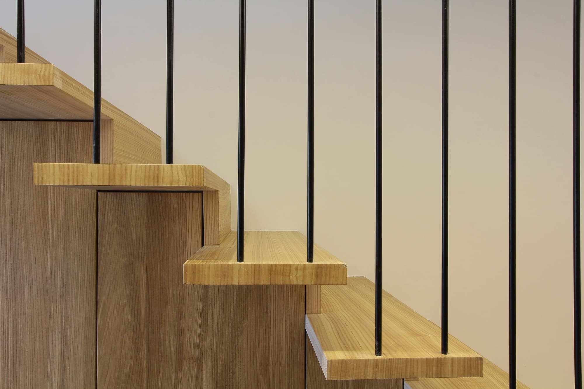 Chata v borovicovém lese na břehu jezera