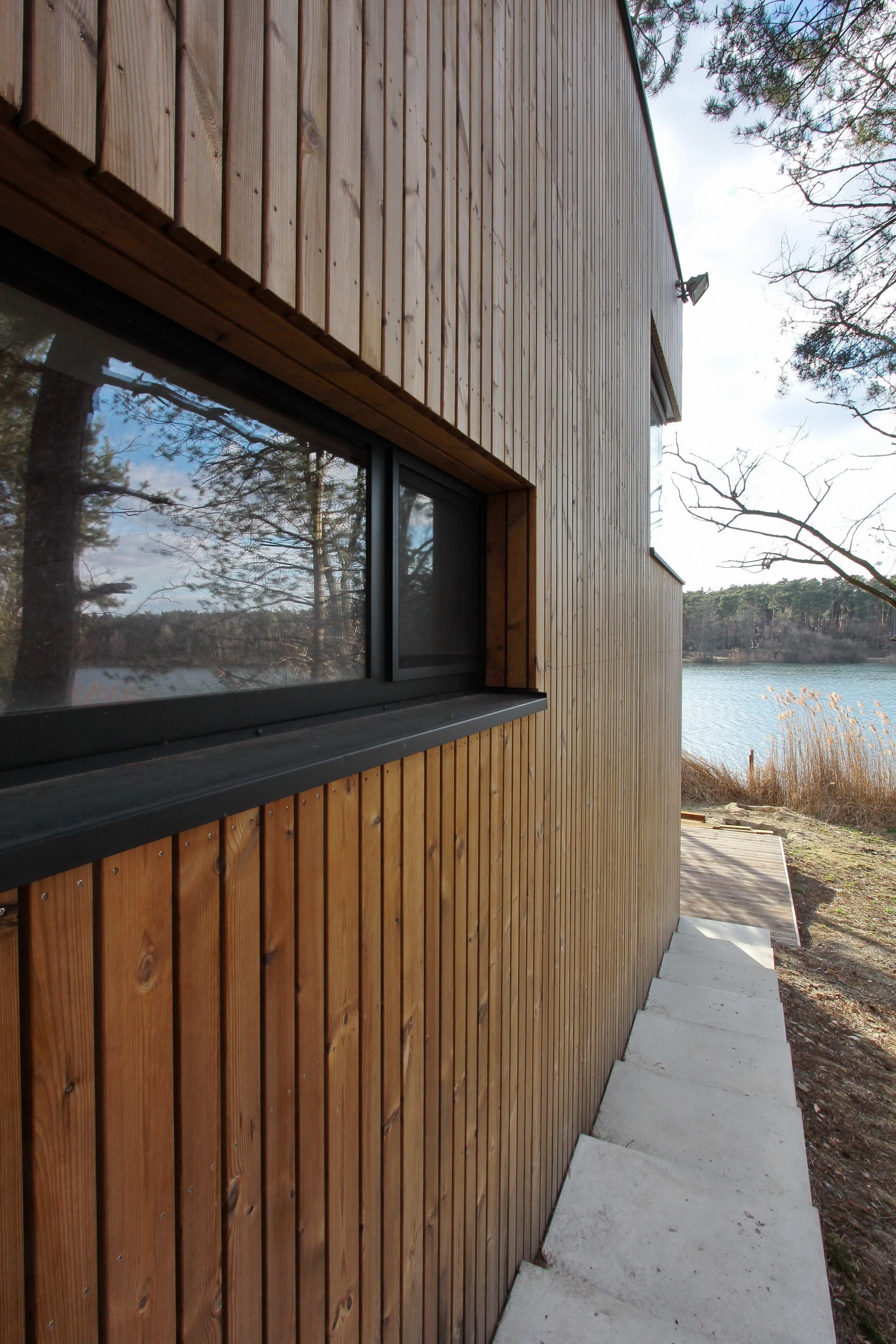 Chata v borovicovém lese na břehu jezera