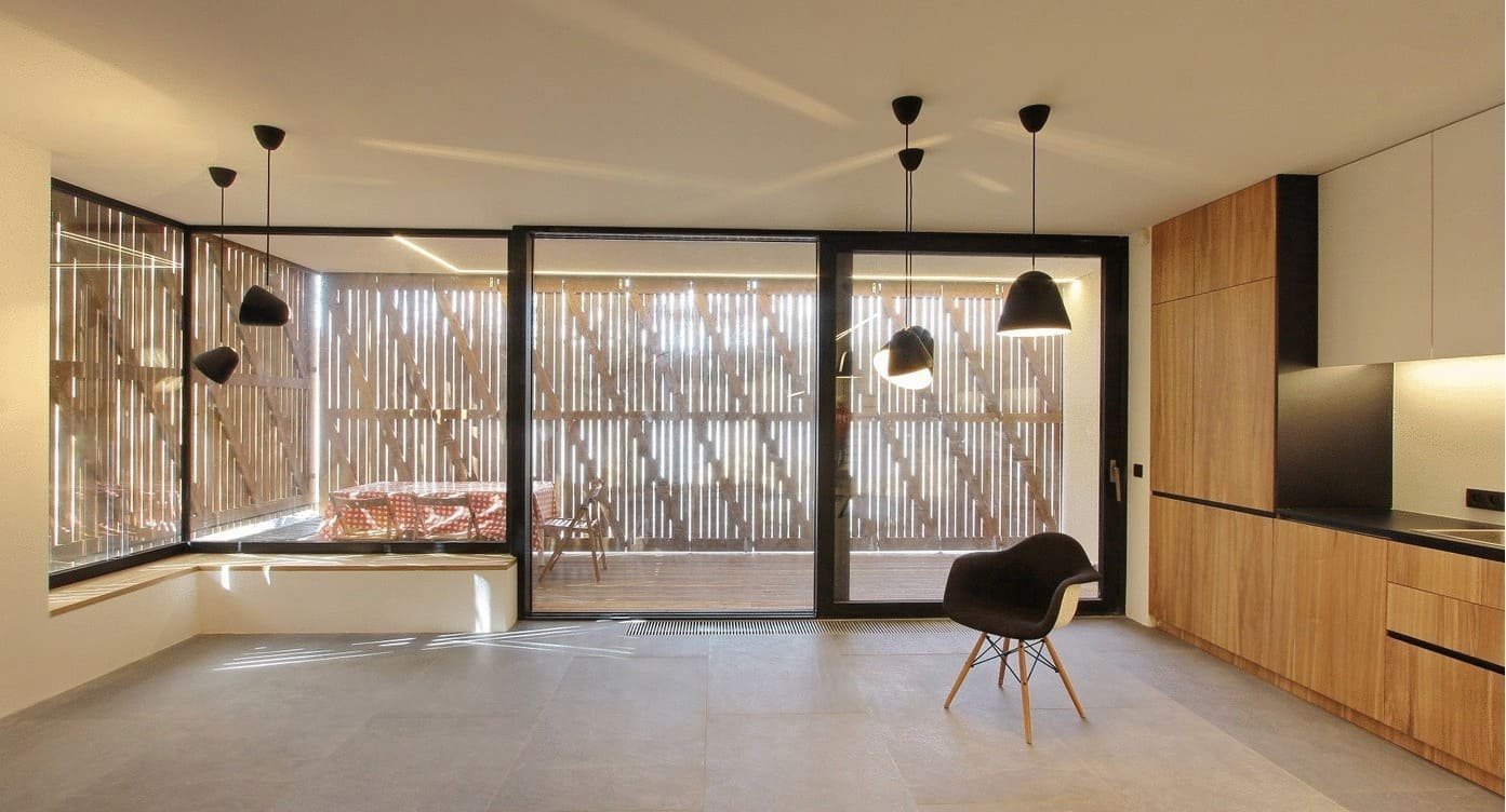 Chata v borovicovém lese na břehu jezera