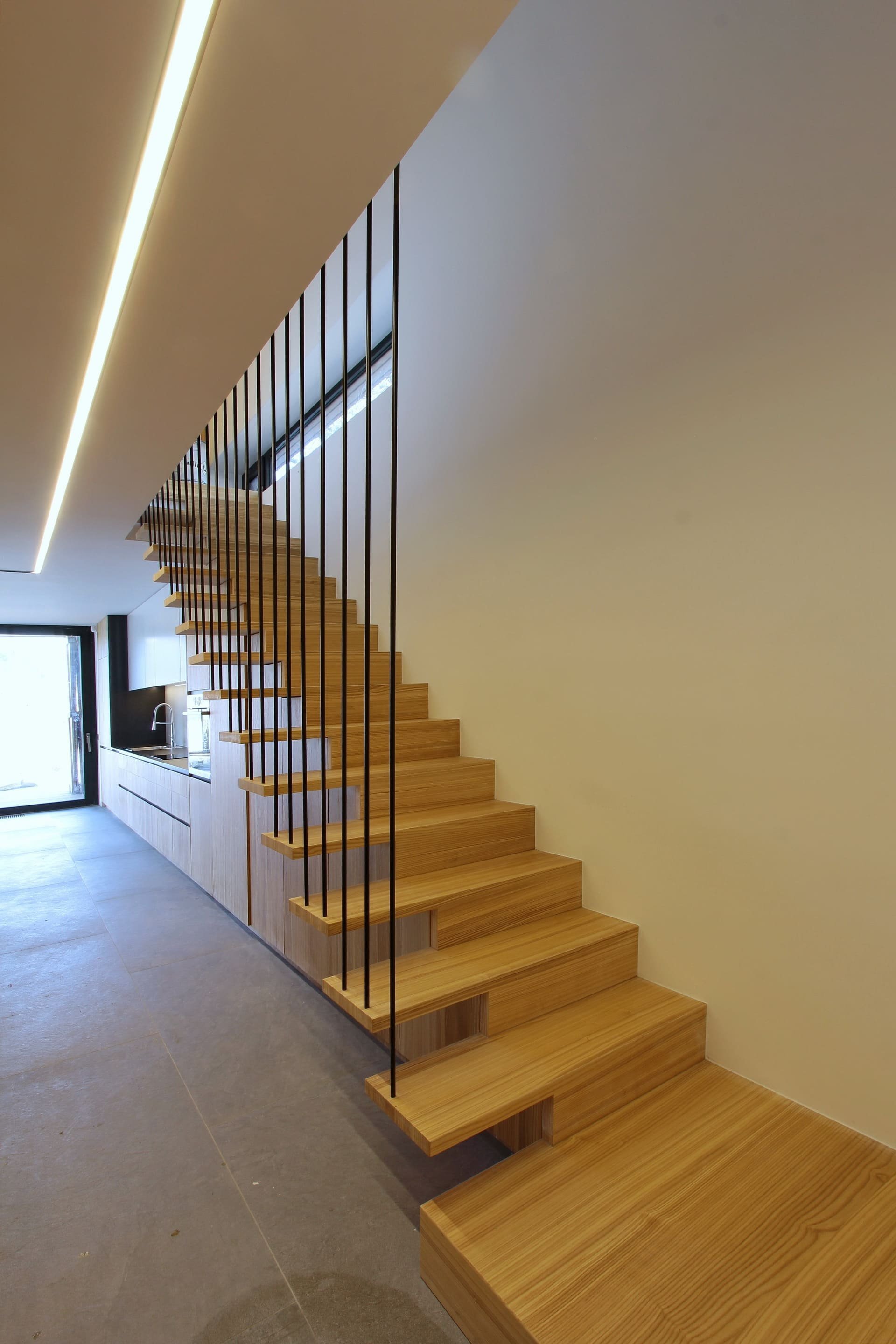 Chata v borovicovém lese na břehu jezera