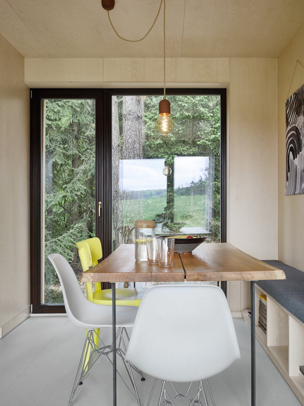 Chata z kontejneru připomíná moderní dřevostavbu