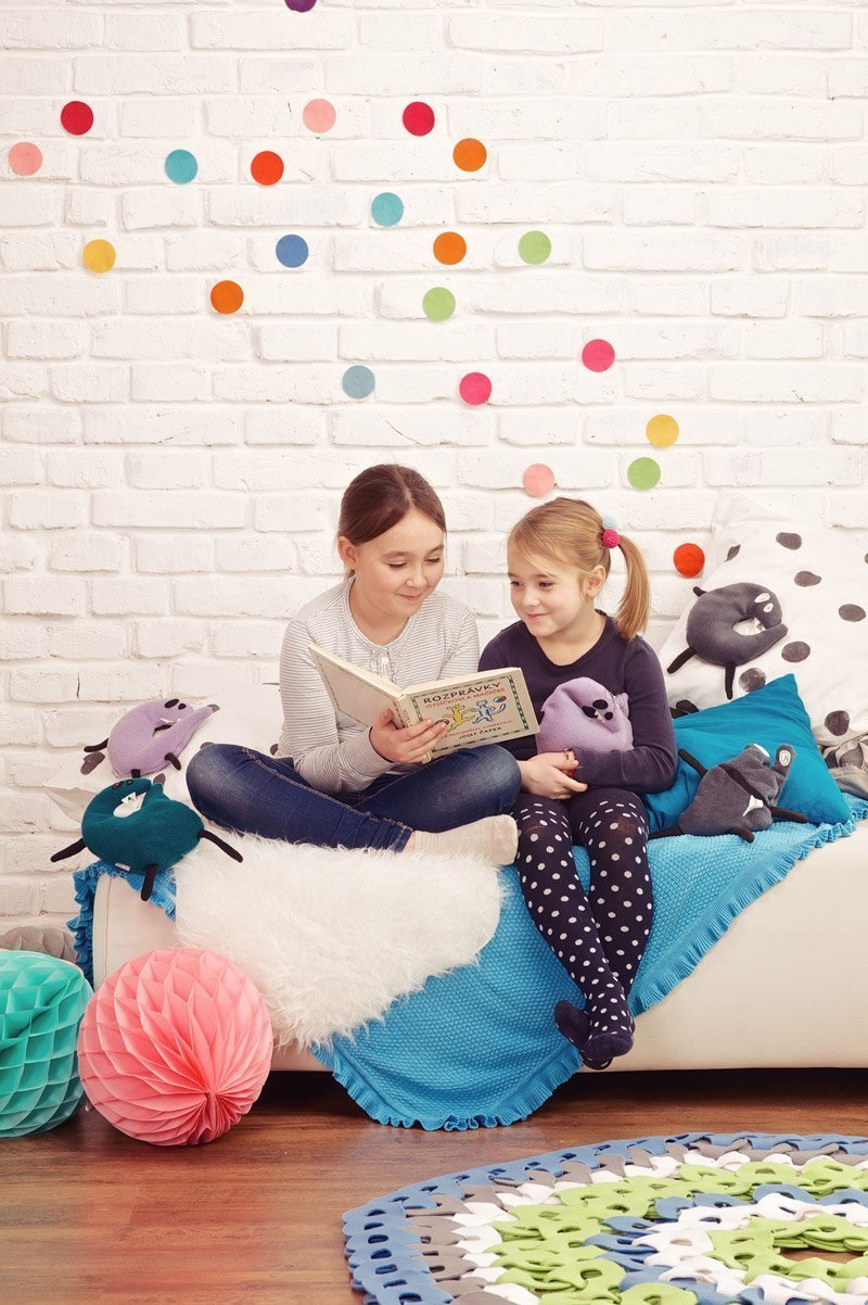 Koberec − vyrobený z plsti, která je na každém kousku ve třech vrstvách − působí teple a příjemně při chůzi naboso nebo při celodenních hrách. Díky originálnímu způsobu skládání, který zvládnou i děti, se přizpůsobí jakémukoli rozměru, tvaru a barevné kombinaci. 