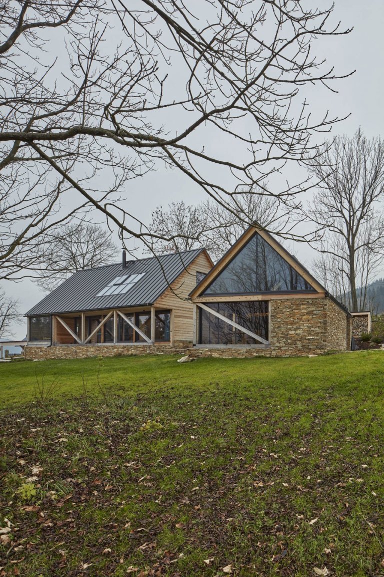 Dokonalý domov na horách spojující masivní dřevo, kámen a sklo