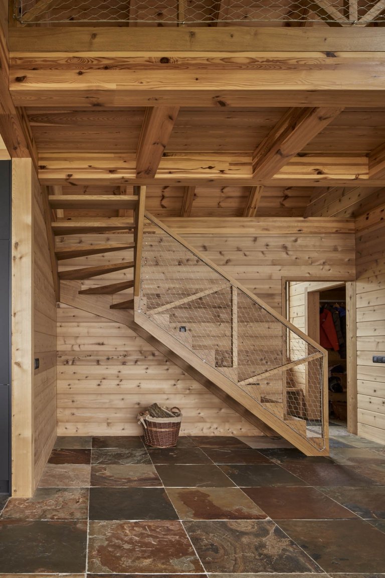 Dokonalý domov na horách spojující masivní dřevo, kámen a sklo