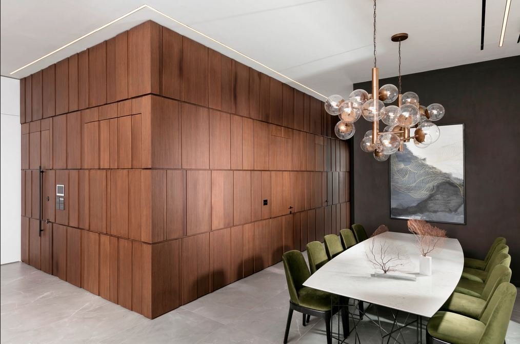 Dřevěná kostka v interiéru