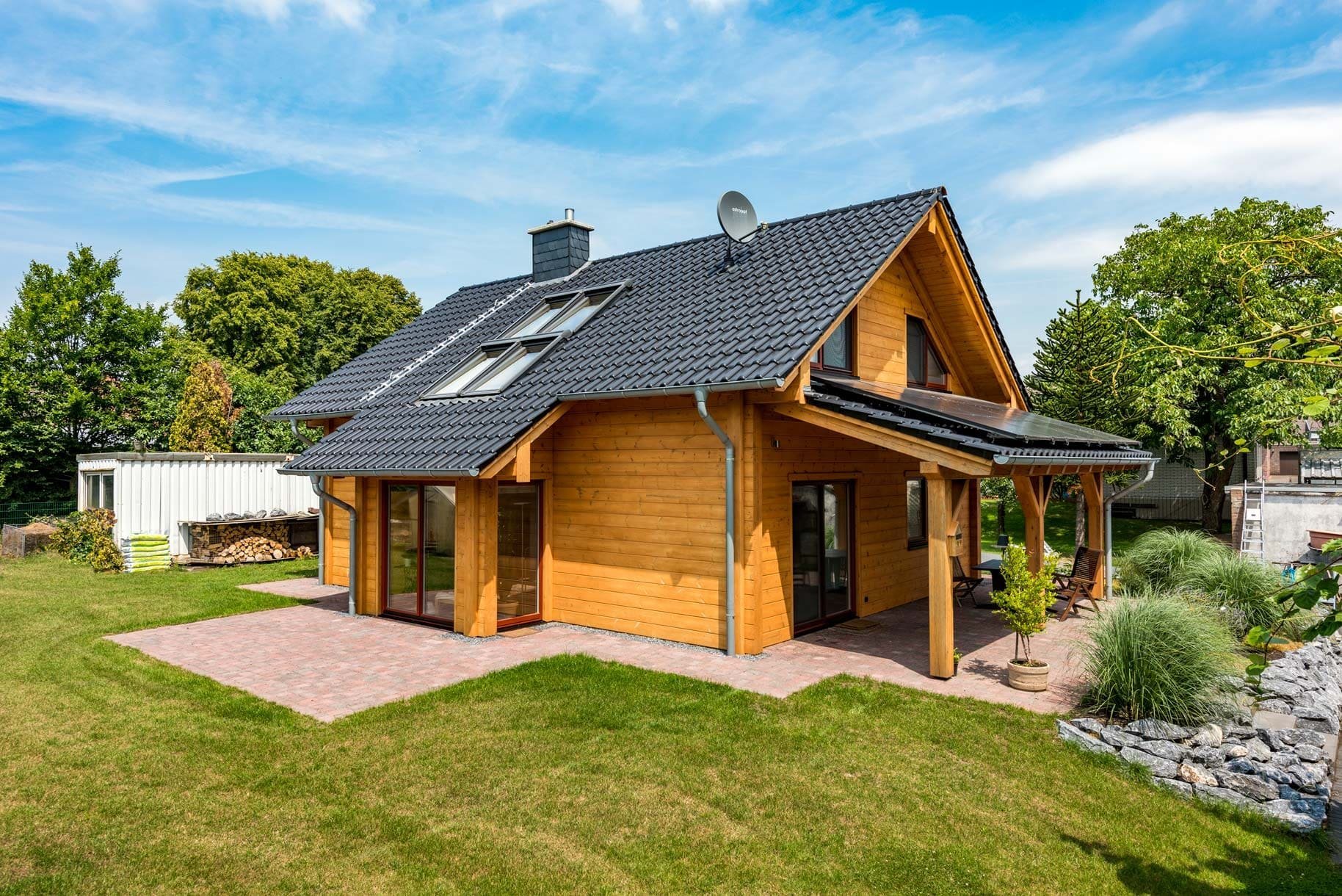 Dřevěný dům plný zeleně