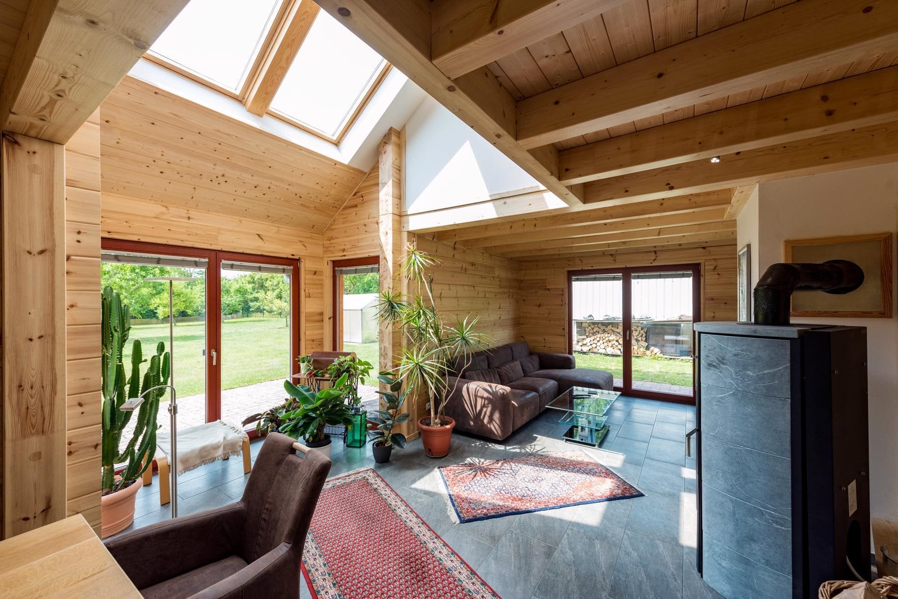 Dřevěný dům plný zeleně