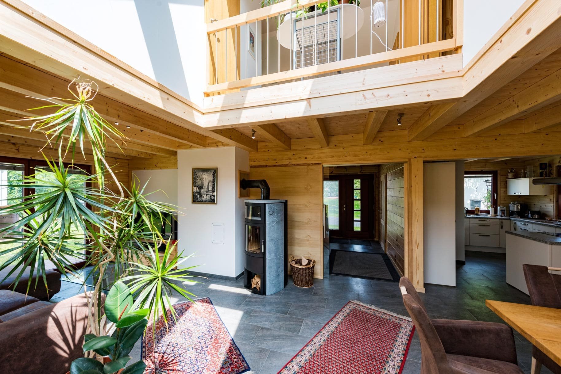 Dřevěný dům plný zeleně