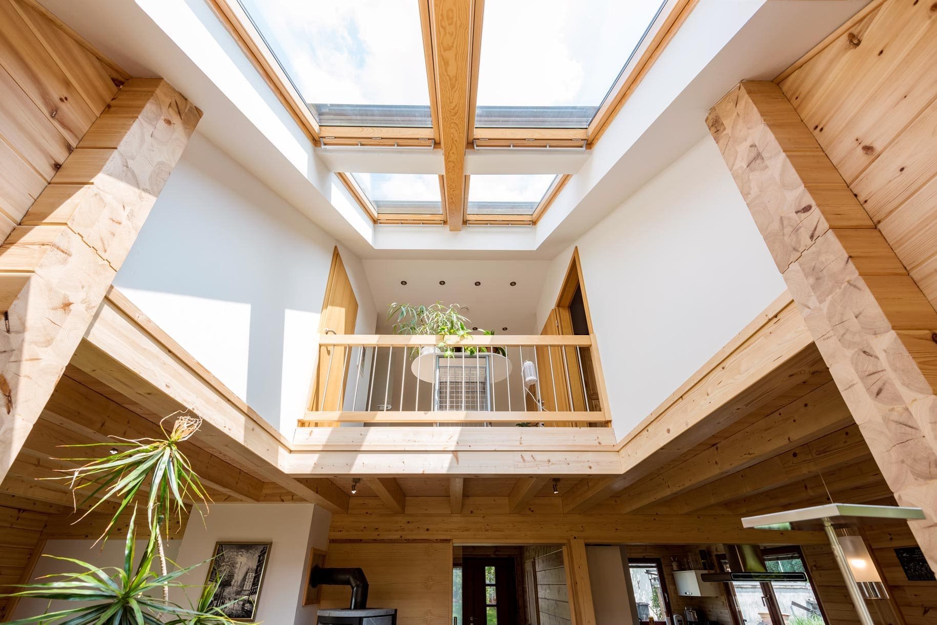 Dřevěný dům plný zeleně