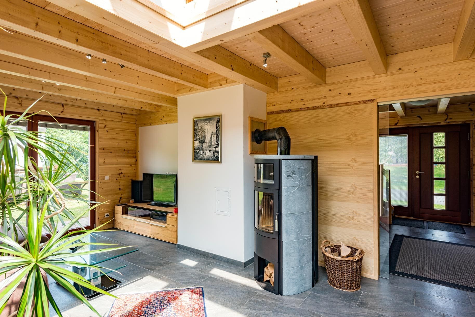 Dřevěný dům plný zeleně