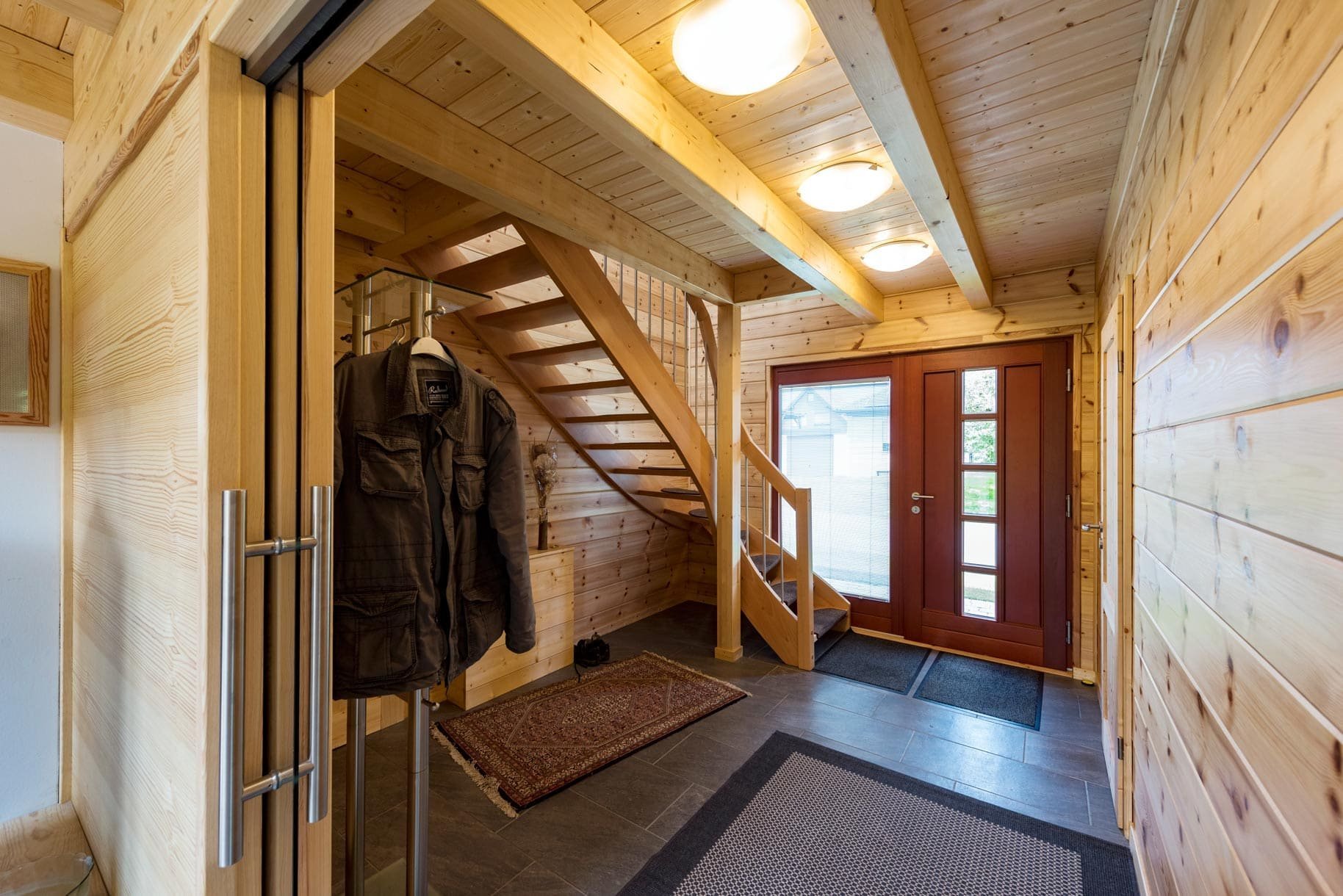 Dřevěný dům plný zeleně