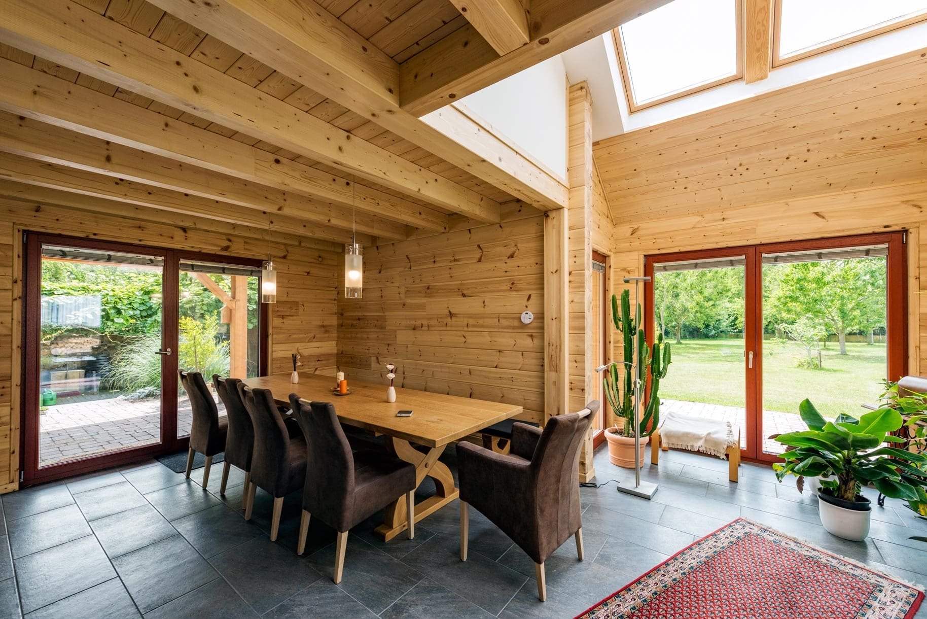 Dřevěný dům plný zeleně